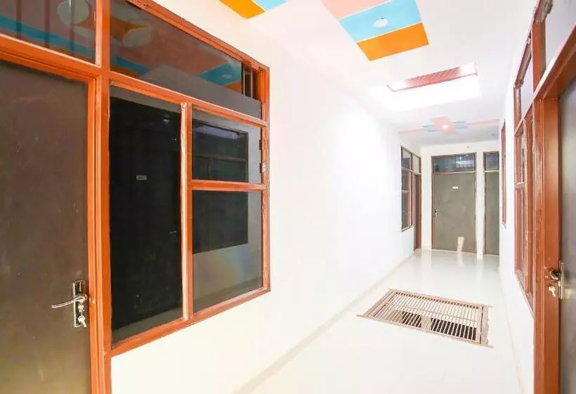 Hotelli Spot On 62980 Shiva Residency