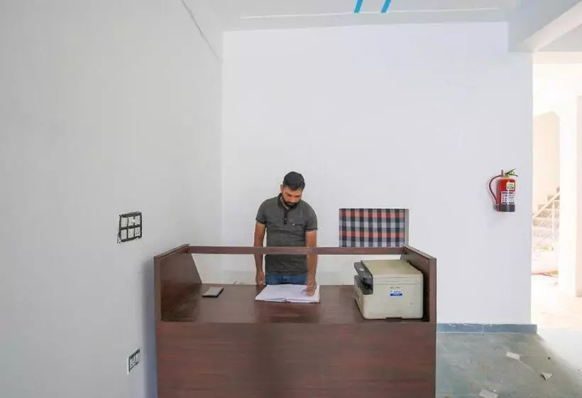 Hotelli Spot On 62980 Shiva Residency