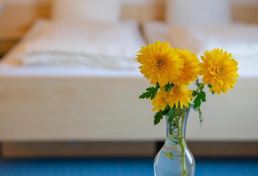 Szálloda Christliche Gästehäuser Weinstraße