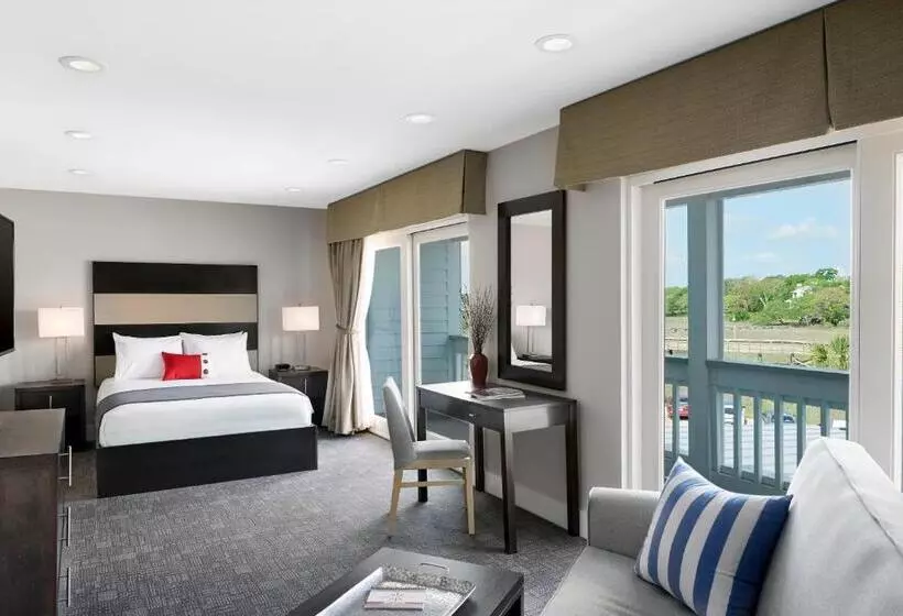 ホテル Shem Creek Inn