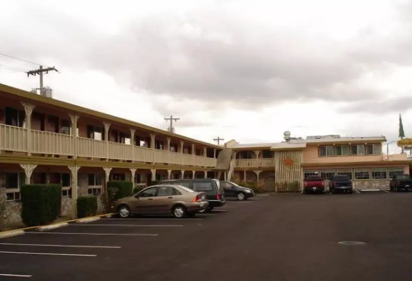 فندق على الطريق Shelton Inn