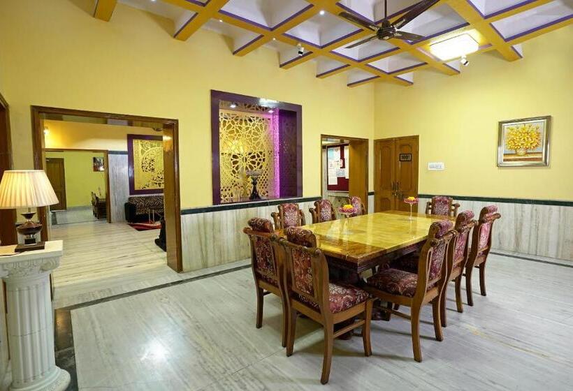 فندق Spot On Nanki Palace