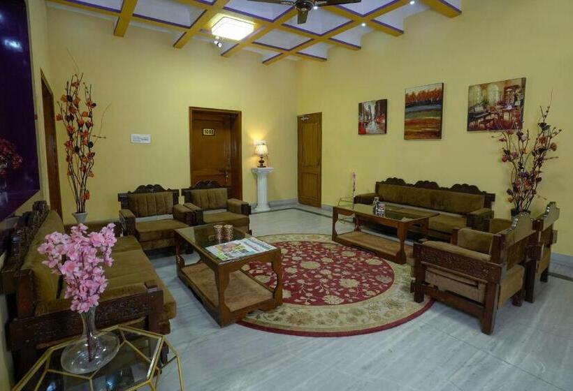 فندق Spot On Nanki Palace