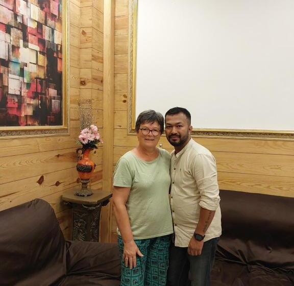 هتل The Lodge B&b