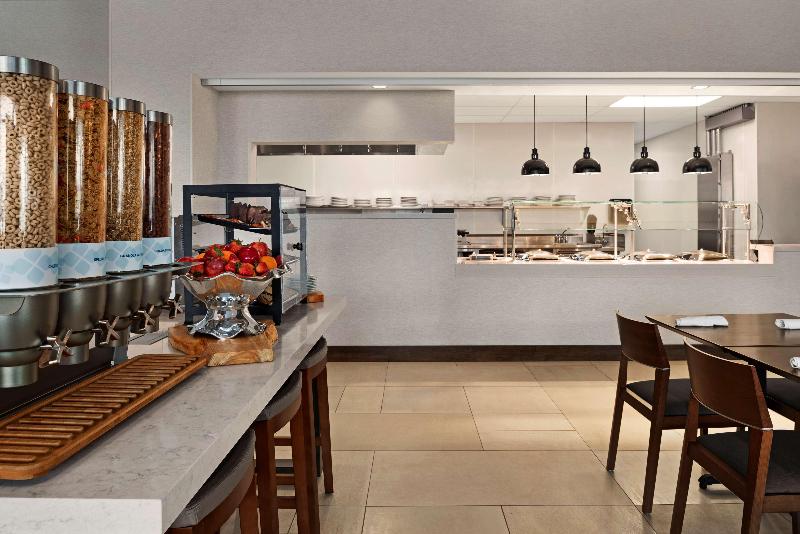 Отель Hilton Garden Inn Milwaukee Brookfield Conference Center, Wi