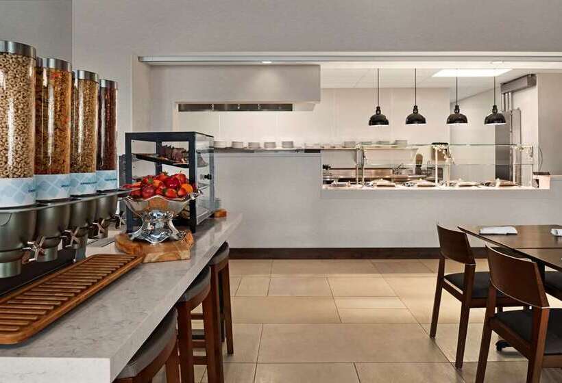 Отель Hilton Garden Inn Milwaukee Brookfield Conference Center, Wi