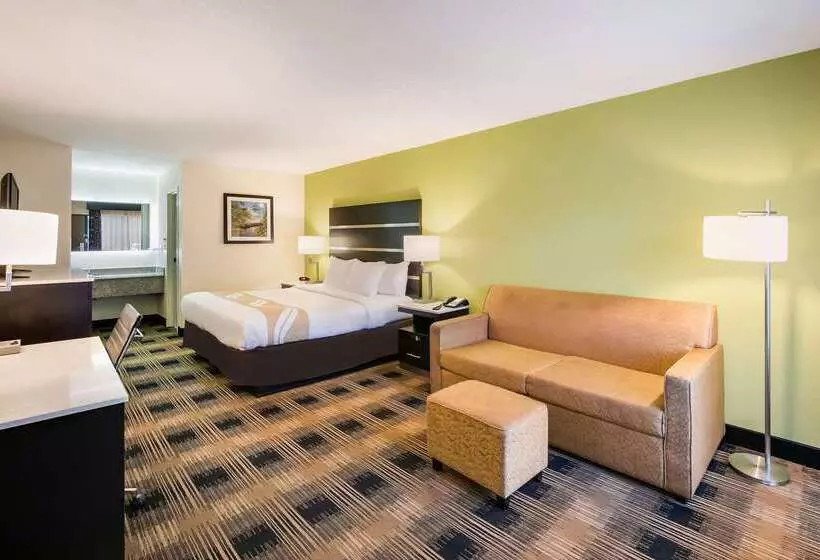 Отель Quality Inn & Suites Mt Chalet