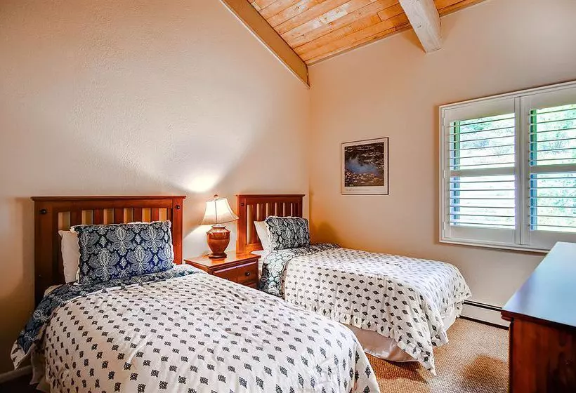 Отель Snowmass Mountain Condominiums