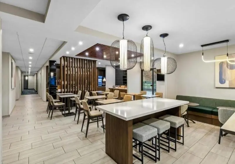 هتل SpringHill Suites by Marriott Pittsburgh Airport