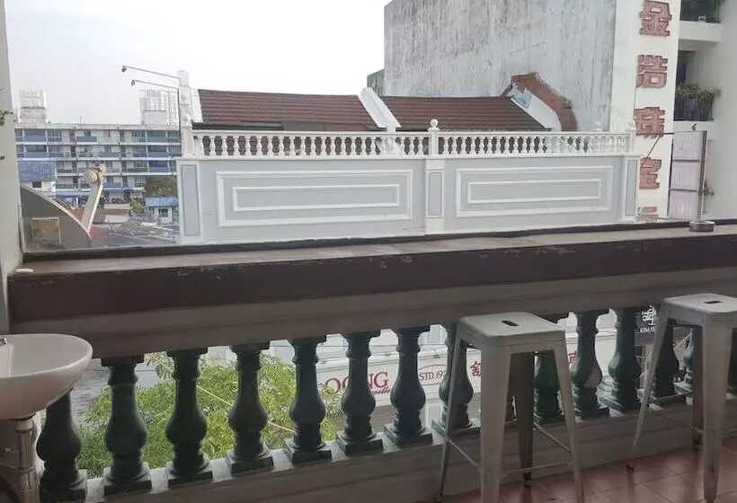 هتل Moustachz Hauze