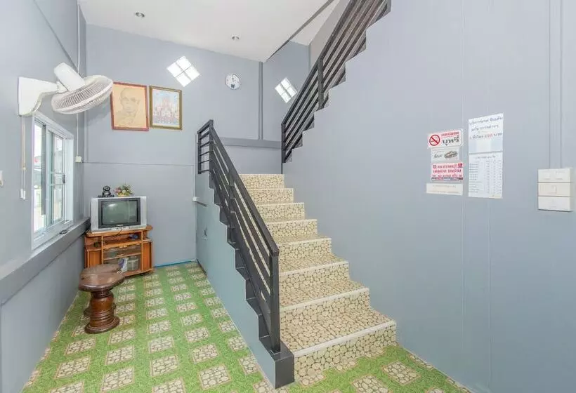 ホテル Oyo At Night Pranburi