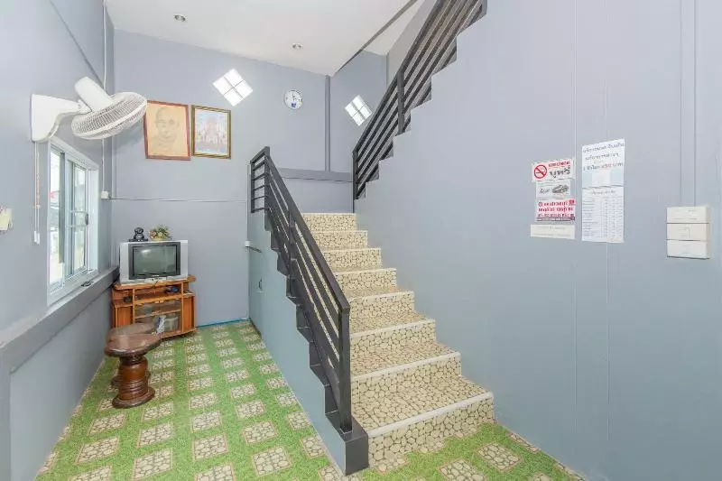 ホテル Oyo At Night Pranburi