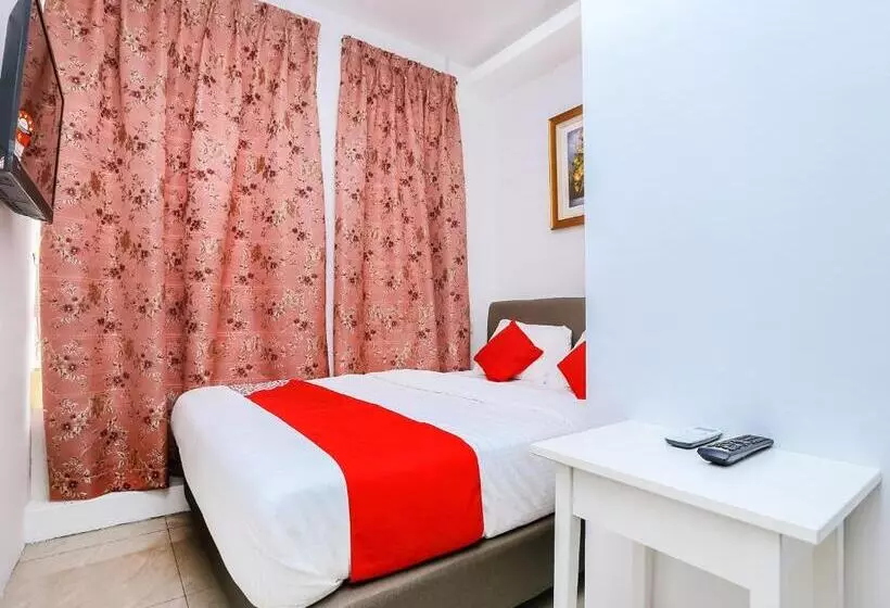 هتل Oyo 89772 Roselyn Inn