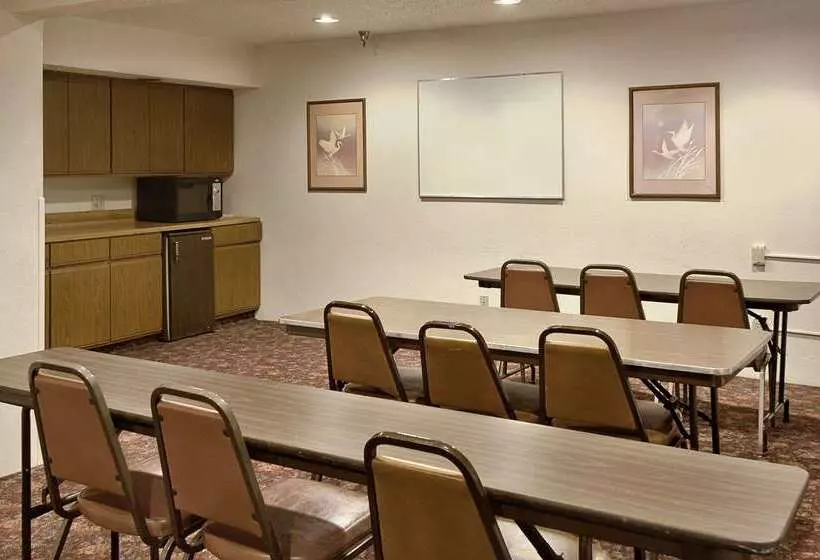 هتل Super 8 By Wyndham Butler