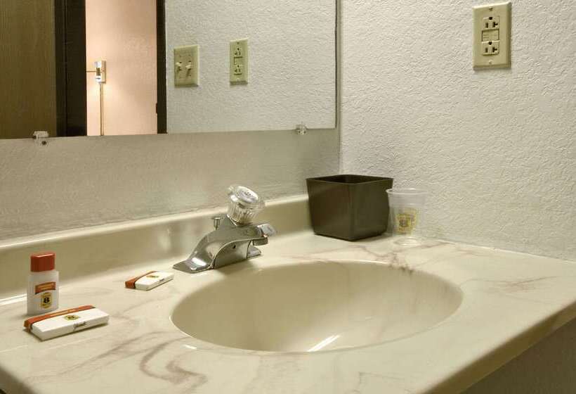 Отель Super 8 By Wyndham Butler