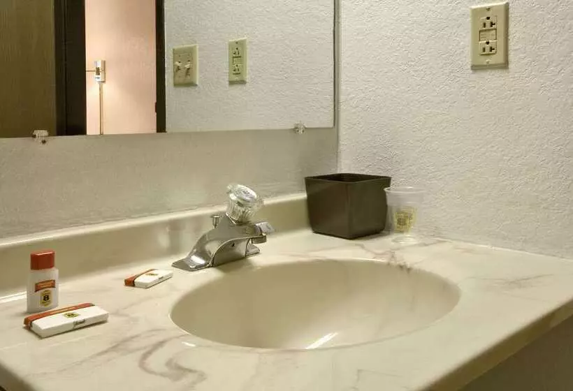 هتل Super 8 By Wyndham Butler