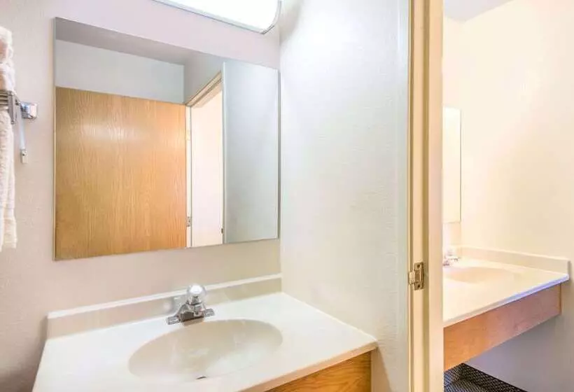 酒店 Super 8 By Wyndham West Middlesex/sharon Area