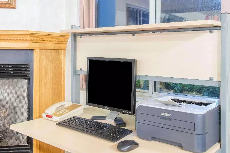 酒店 Super 8 By Wyndham West Middlesex/sharon Area