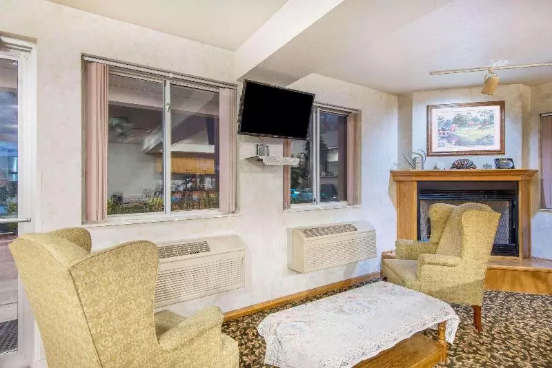 酒店 Super 8 By Wyndham West Middlesex/sharon Area