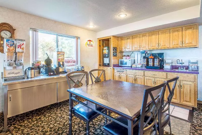 酒店 Super 8 By Wyndham West Middlesex/sharon Area