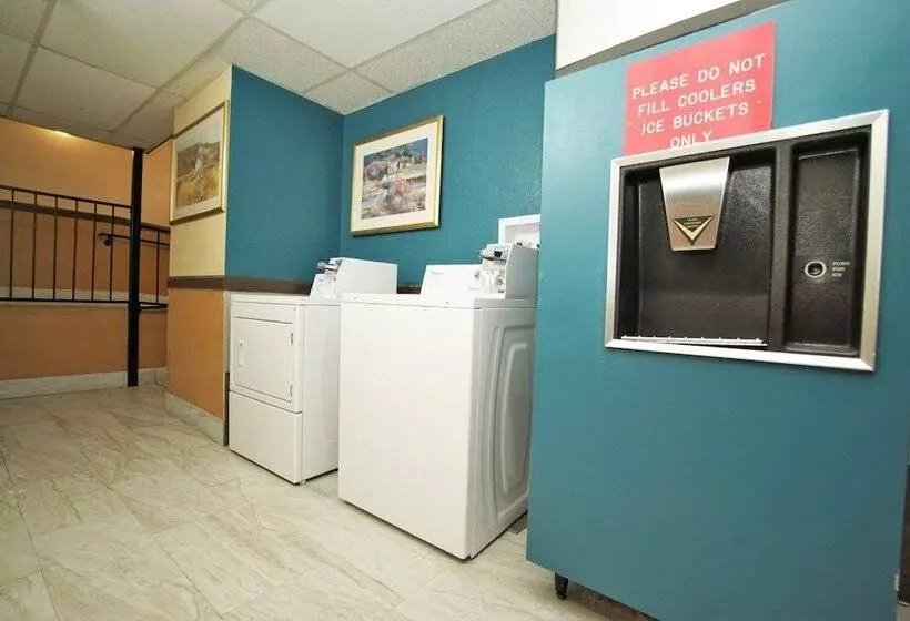 モーテル Faribault Hometown Inn & Suites