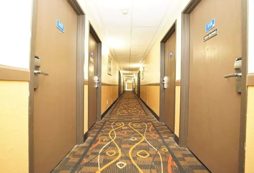 モーテル Faribault Hometown Inn & Suites