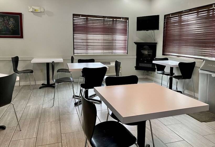 فندق على الطريق Super 8 By Wyndham Bloomington University Area