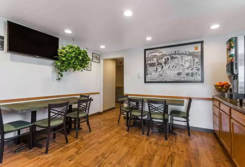 汽车旅馆 Super 8 By Wyndham Douglas