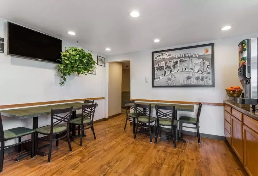 汽车旅馆 Super 8 By Wyndham Douglas