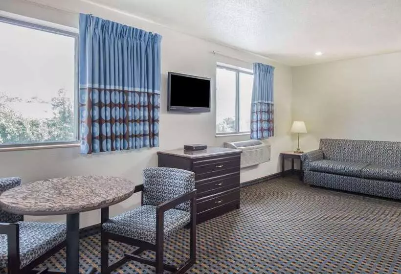 فندق على الطريق Super 8 By Wyndham New Castle