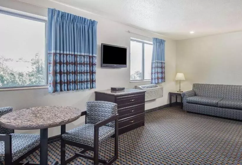 فندق على الطريق Super 8 By Wyndham New Castle