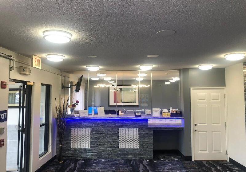 Мотель Coratel Inn & Suites By Jasper Northfield