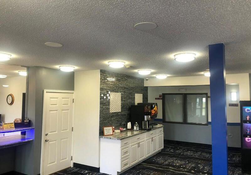 Мотель Coratel Inn & Suites By Jasper Northfield