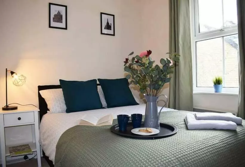 Comfortable Apartment In Sheffield With Parking