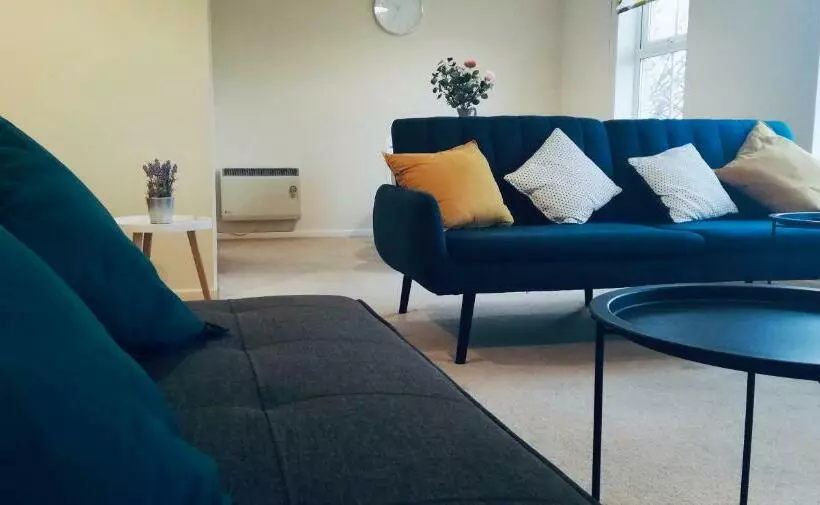 Comfortable Apartment In Sheffield With Parking