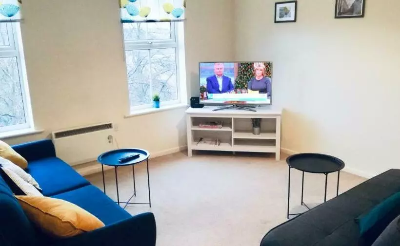 Comfortable Apartment In Sheffield With Parking