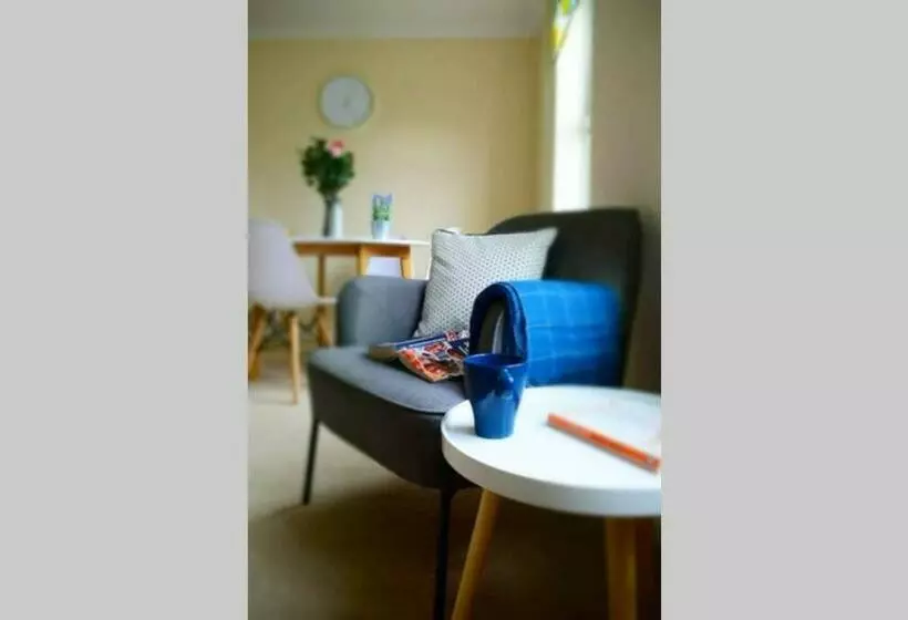 Comfortable Apartment In Sheffield With Parking