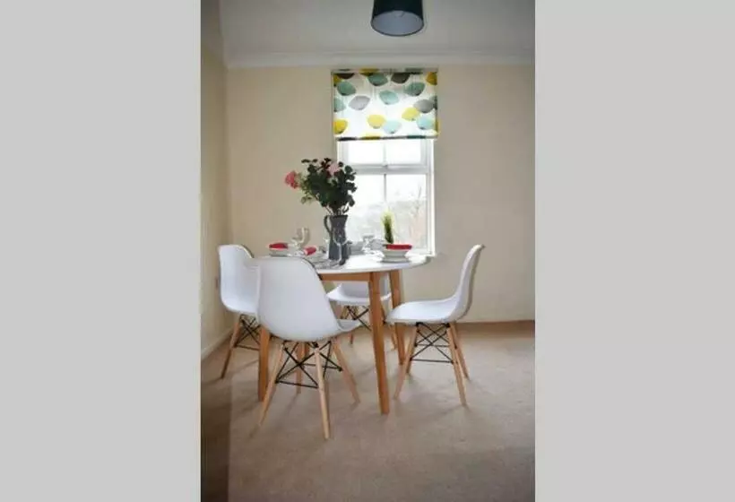 Comfortable Apartment In Sheffield With Parking