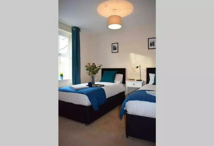 Comfortable Apartment In Sheffield With Parking