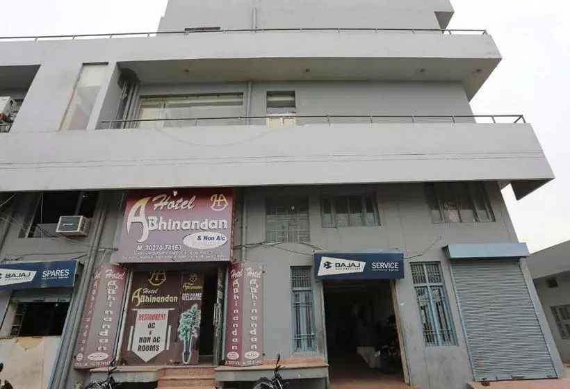 ホテル Oyo 28227  Abhinandan