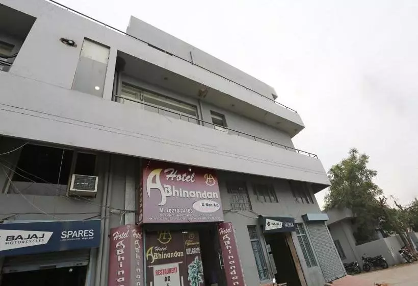 ホテル Oyo 28227  Abhinandan