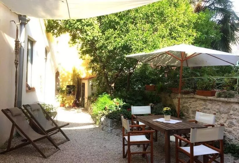 تختخواب و صبحانه La Petite Maison