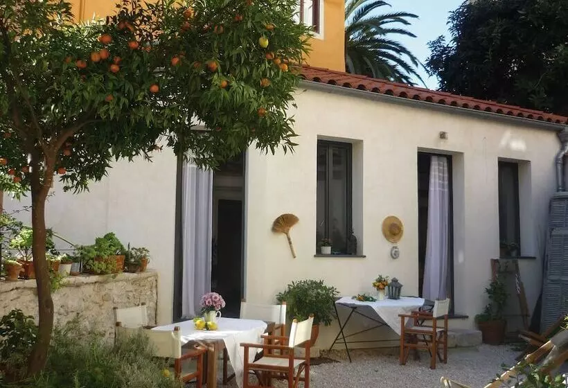 تختخواب و صبحانه La Petite Maison