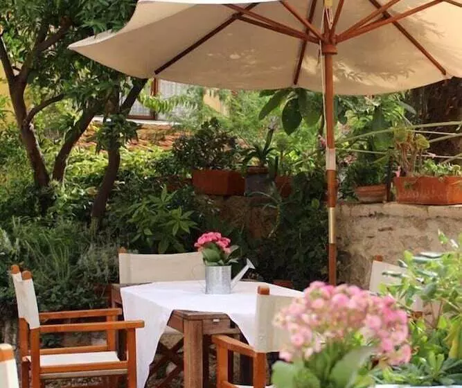 تختخواب و صبحانه La Petite Maison