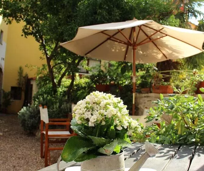 تختخواب و صبحانه La Petite Maison