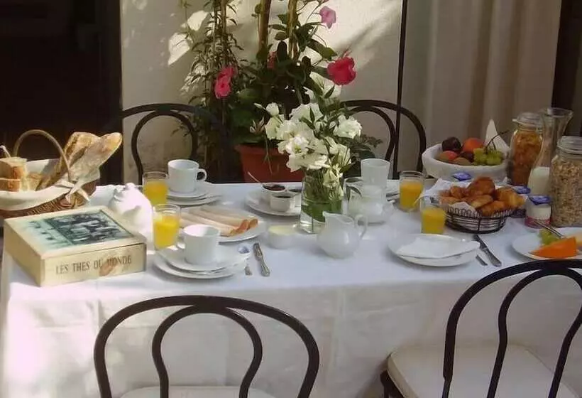 تختخواب و صبحانه La Petite Maison