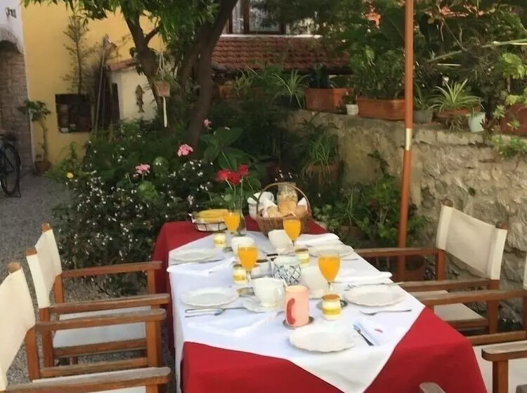 تختخواب و صبحانه La Petite Maison
