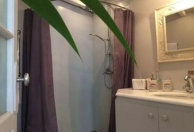 تختخواب و صبحانه La Petite Maison