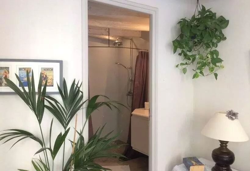 تختخواب و صبحانه La Petite Maison