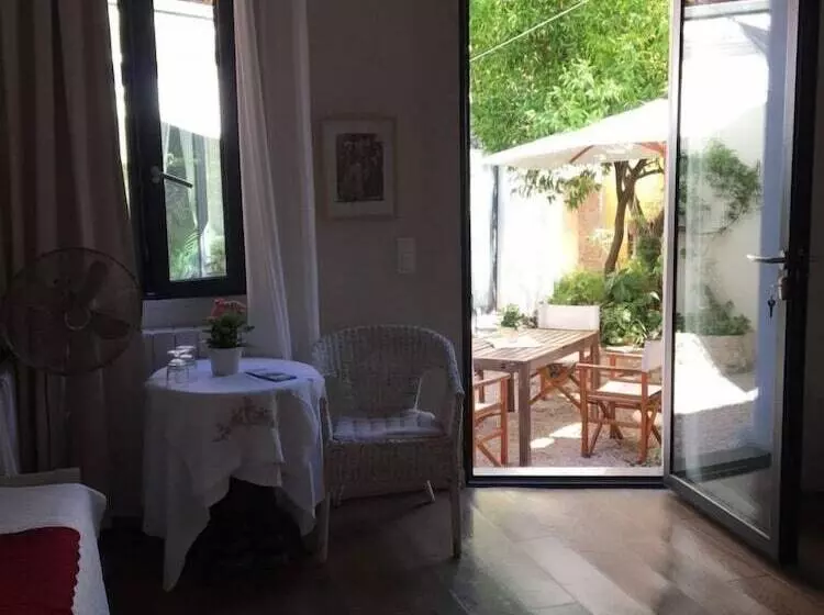 تختخواب و صبحانه La Petite Maison